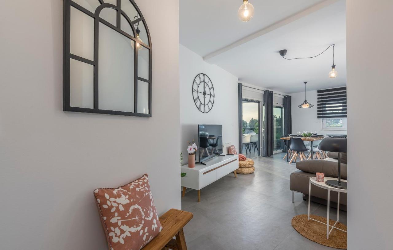 Apart Residence-Galant Ровинь Экстерьер фото